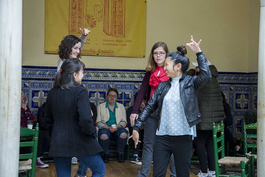 Alumnas Bailando Sevillanas